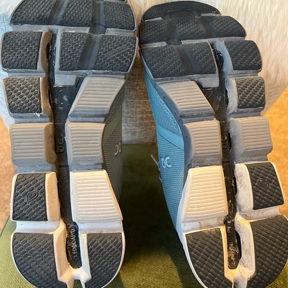 ON Running Cloudflyer Waterproof Men’s 9 - LIKE NEW! - Picture 5 of 8